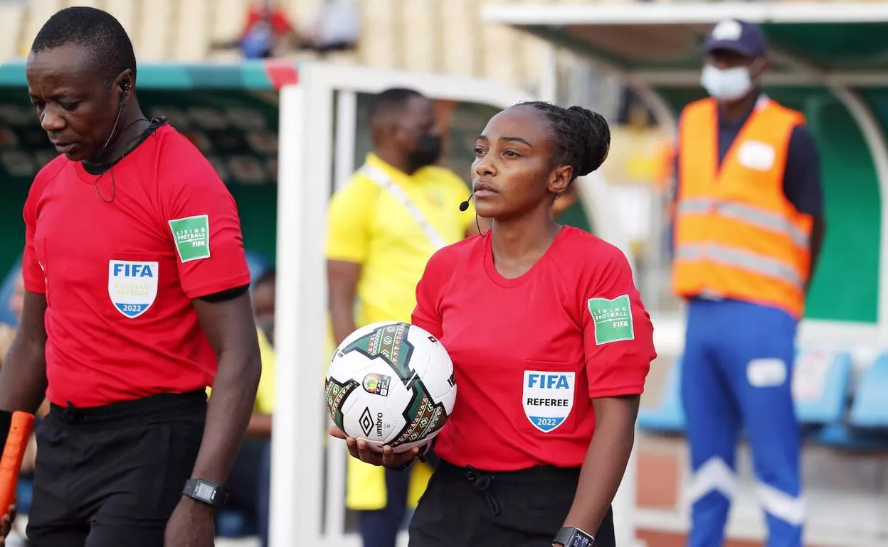arbitra-Salima-Rhadia-Ruanda-Ibrahima-Cisse-Copa-Naciones-Africa-EFE-1-kHRE-U1606014384538bE-1248x770@El Correo