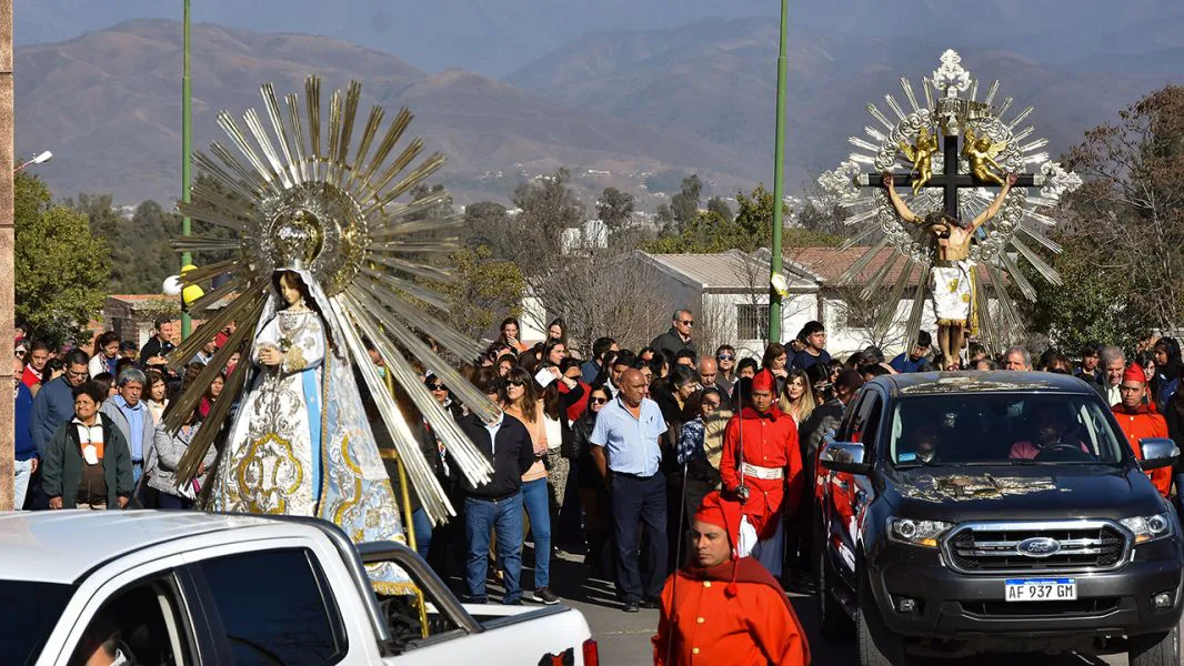 97575-las-imagenes-peregrinas-del-senior-y-la-virgen-del-milagro-visitaron-la-casa-de-gobierno-20240903151245
