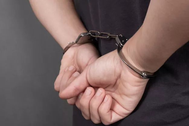 persona-arrestada-esposada_118478-984