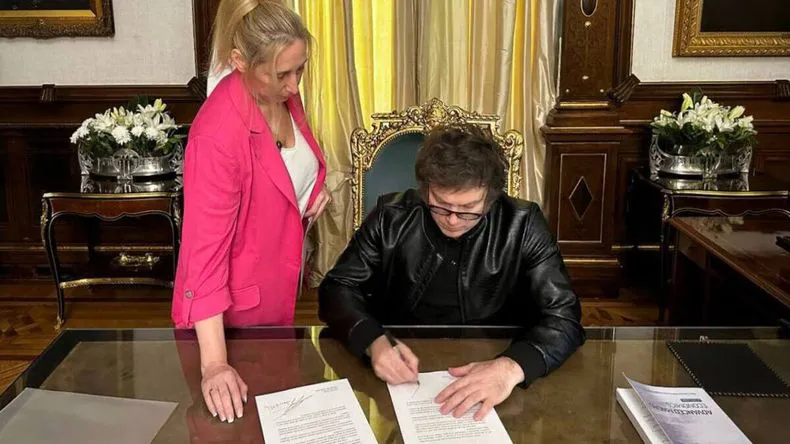 javier-milei-firma-carta-invitacion-al-papa-francisco-11-01-24