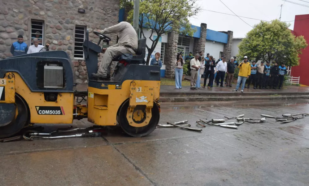 105605-procedieron-a-la-compactacion-de-canios-de-escape-secuestrados-en-controles-viales