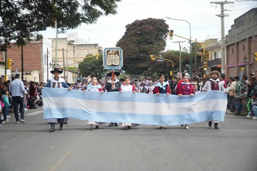acto-y-desfile-25-de-mayo-avda-independencia-2-jpeg