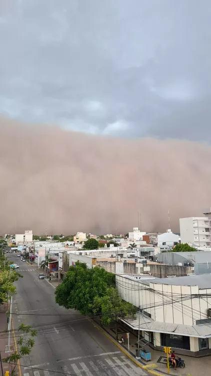 IMPRESIONANTE NUBE DE POLVO CUBRI UNA CIUDAD EN CHACO