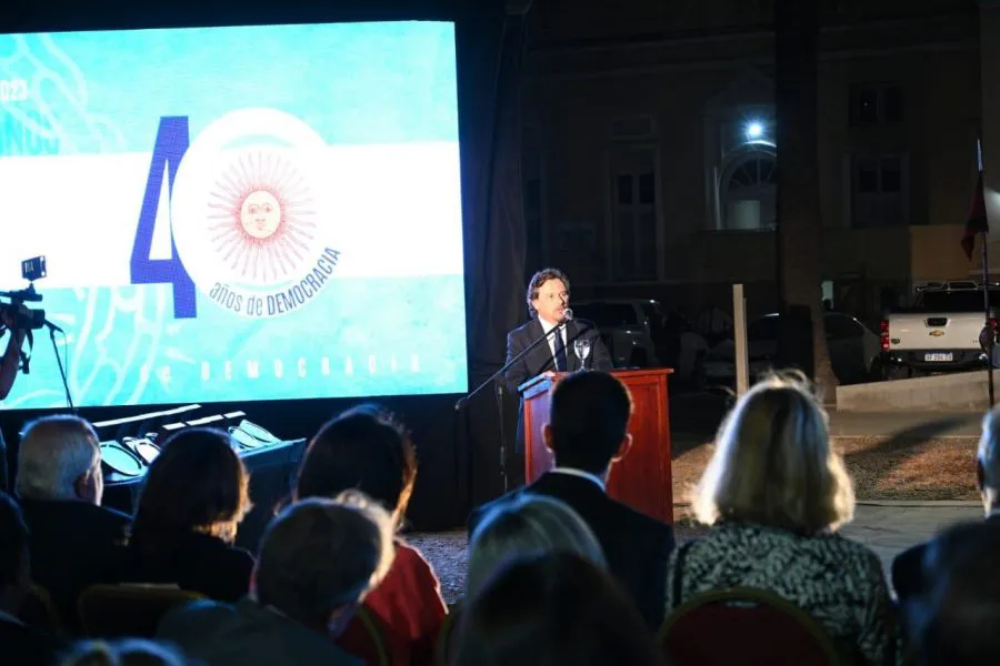 92881-a-40-anios-de-la-democracia-gustavo-saenz-presidio-los-homenajes-en-la-legislatura-saltenia-20231114004210