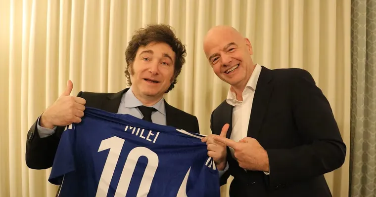 javier-milei-y-el-titular-la-fifa-gianni-infantino