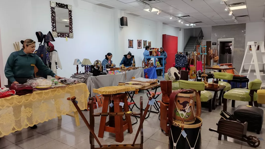 18328-exposicion-y-venta-de-productos-artesanales-en-el-marco-del-dia-del-agente-penitenciario