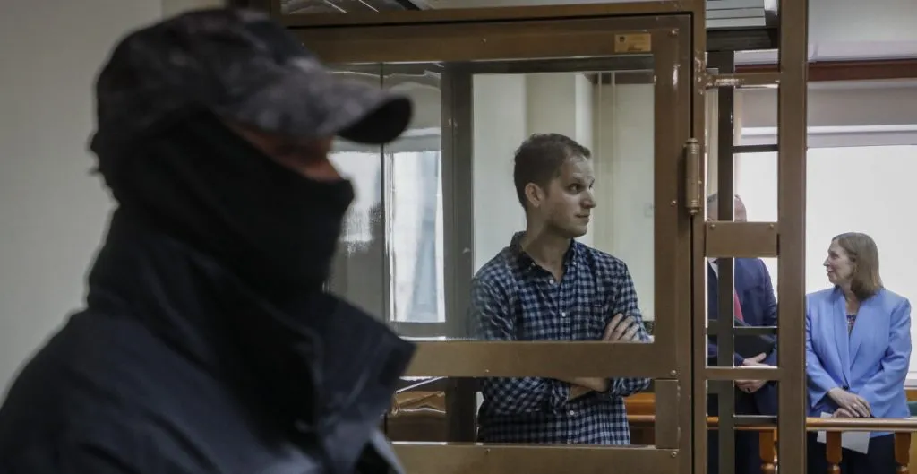 juez-mantiene-en-prision-a-periodista-estadounidense-en-rusia-1024x529