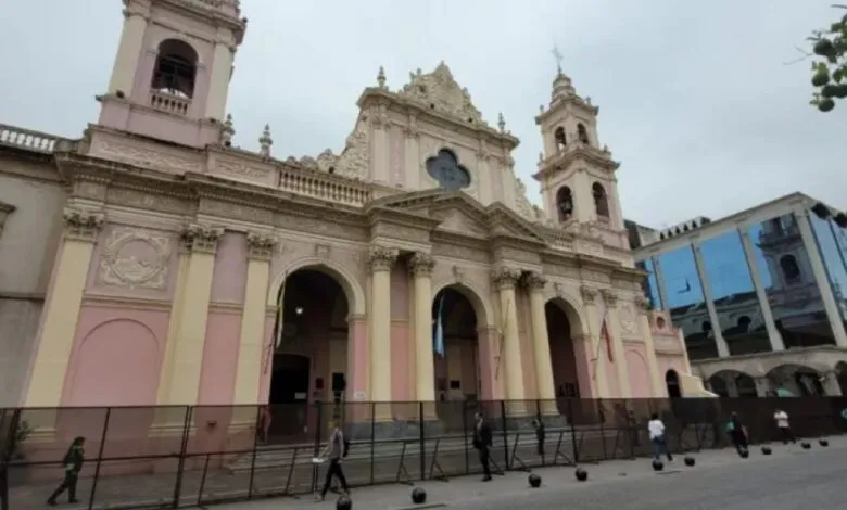 86365-como-todos-los-anios-la-catedral-amanecio-vallada-en-el-8m-780x470