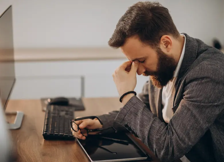 hombre-negocios-guapo-trabajando-esc_43155076_20230828195357