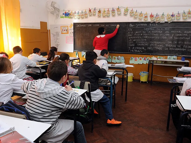 docentes-alumnos-escuela-educacion