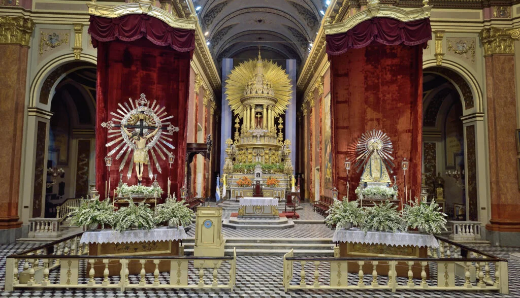 interior-altar-1900-1024x587