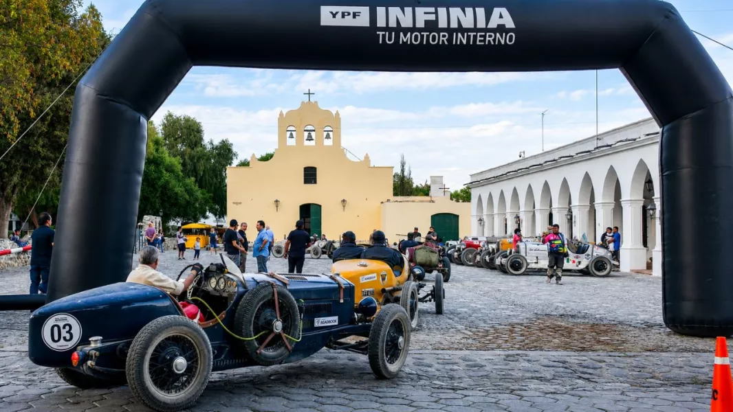 109287-los-autos-historicos-del-gran-premio-ypf-de-baquets-iniciaran-su-recorrido-desde-salta