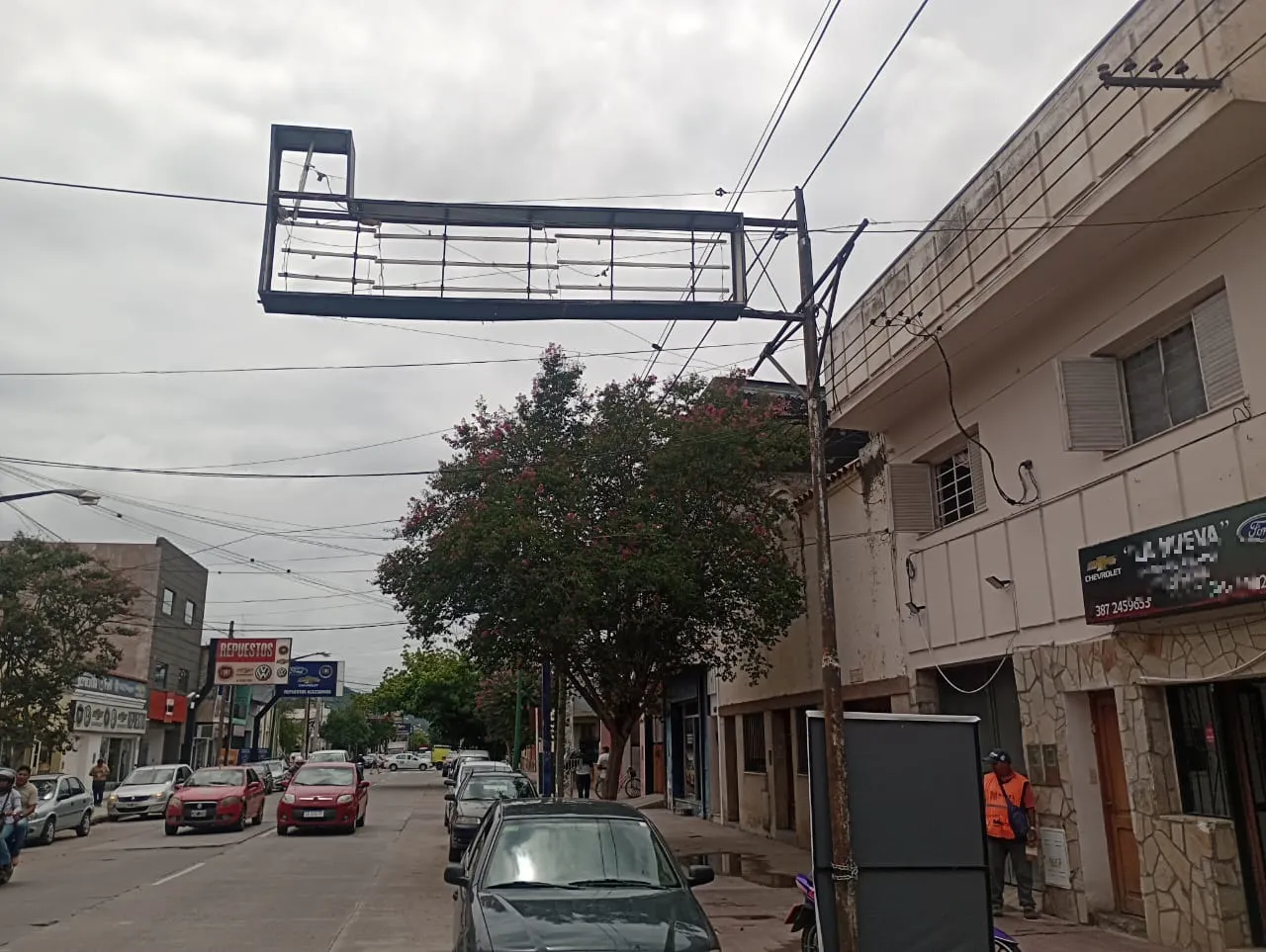 carteles-mal-estado-via-publica-2