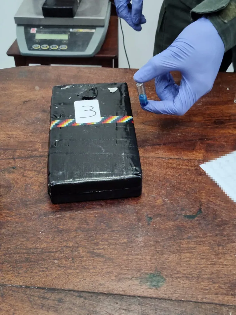 decomisan_mas_de_8_kilos_de_cocaina_que_se_encontraban_ocultos_entre_juegos_de_sabanas_1