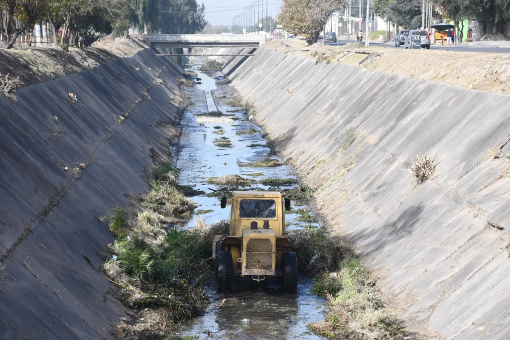 limpieza-canal-yrigoyen-1-1024x683