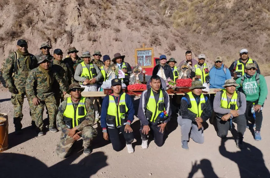 91787-penitenciarios-brindan-asistencia-y-acompaniamiento-a-los-peregrinos-de-brealito