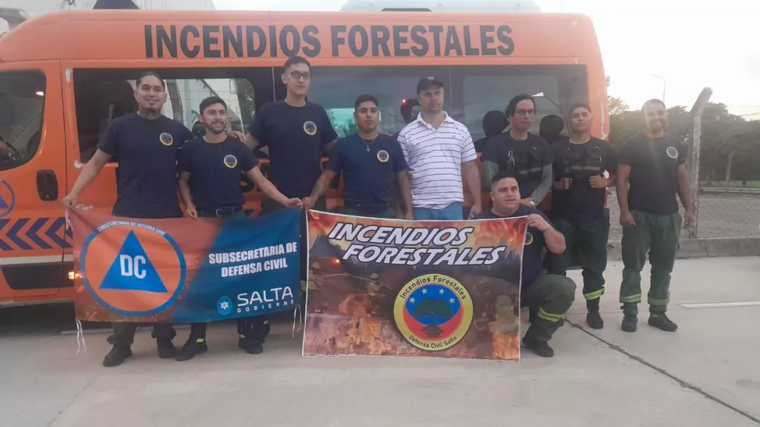 21672-salta-envio-refuerzos-para-combatir-los-incendios-forestales-en-el-parque-nacional-los-alerces-esquel