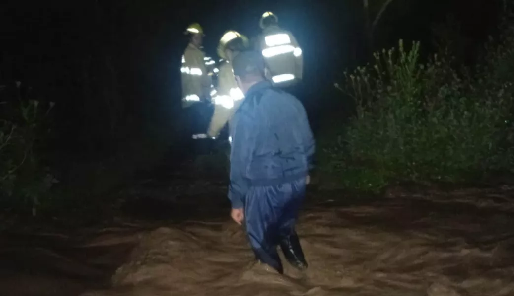 105744-el-carril-rescataron-a-dos-pescadores-en-el-rio-de-las-garzas