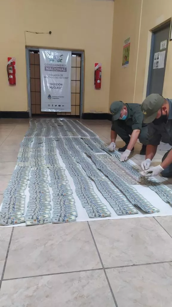 Viajaba con 109.600 dólares sin aval legal ocultos en una camioneta (1)