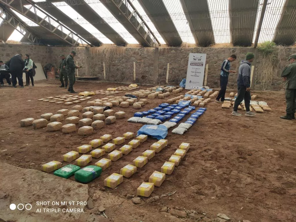 En la puna salteña interceptan camionetas camufladas con barro, luces apagadas y más de 300 kilos de marihuana (6)