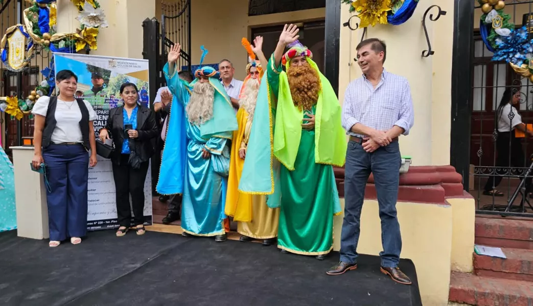 105708-mas-de-mil-personas-participaron-de-la-llegada-de-los-reyes-magos