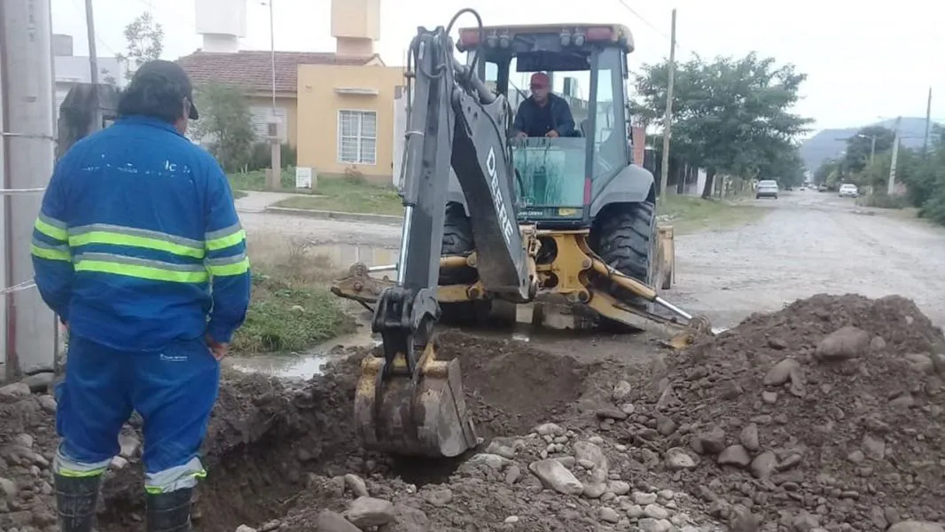 95455-aguas-del-norte-reparo-canierias-obstruidas-por-raices-en-barrio-el-huaico