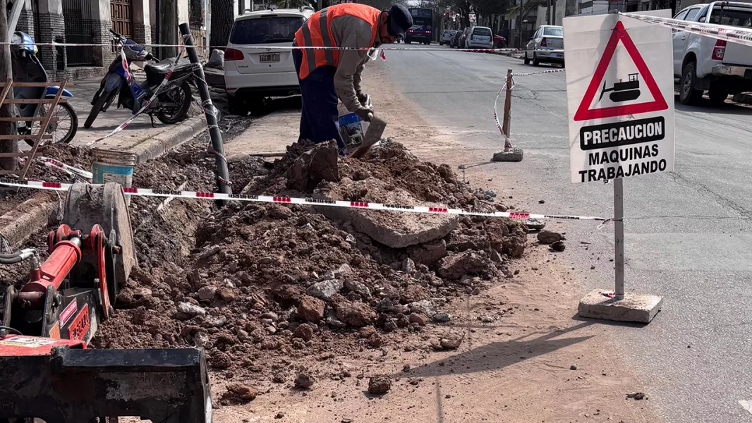 103831-la-provincia-avanza-con-el-recambio-de-canierias-de-agua-en-el-macrocentro-de-la-ciudad-de-salta