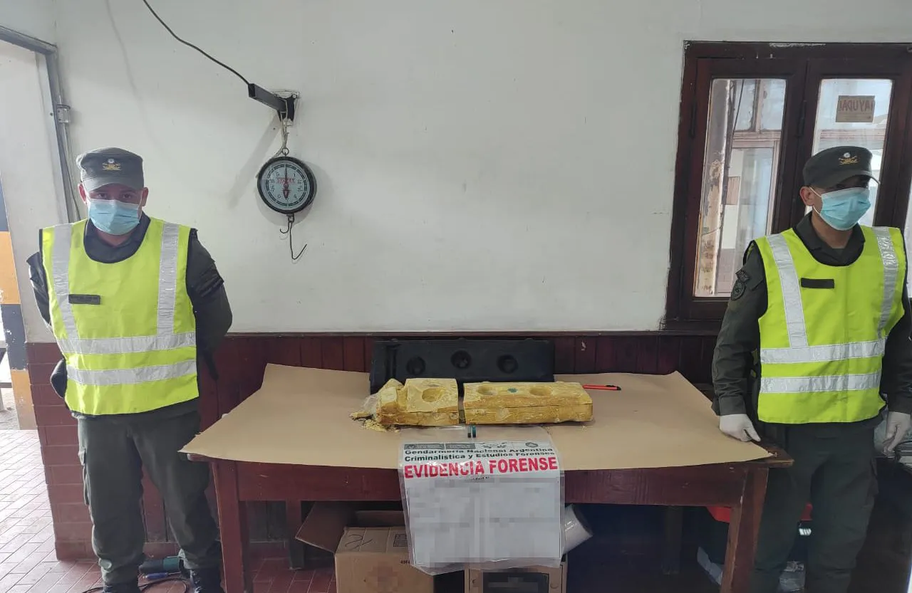 14 kilos 955 gramos de cocaína dentro de un depósito de agua limpiaparabrisas de un camión (5)