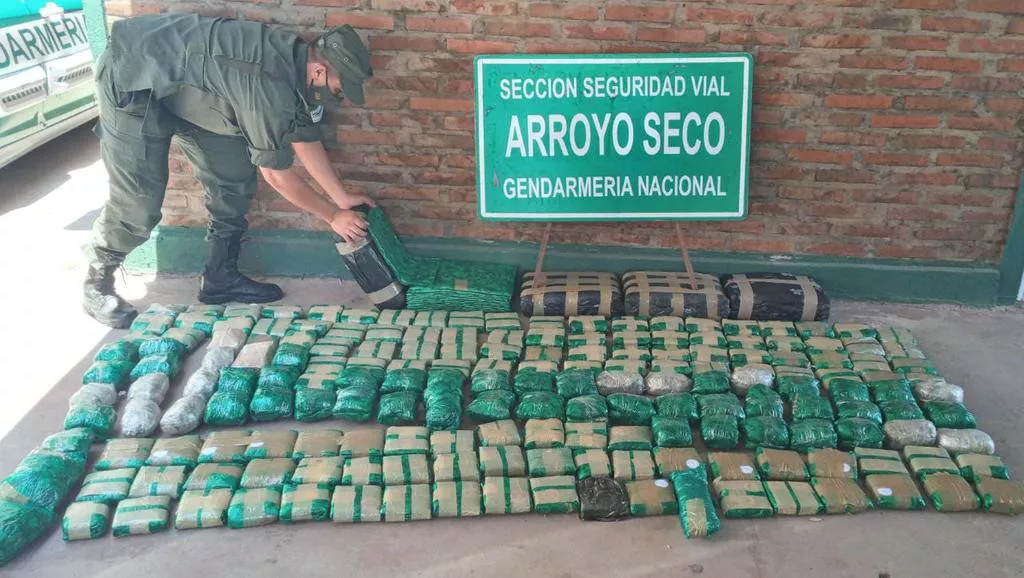 Incautan en Rosario bultos con 90 kilos de hojas de coca en estado natural