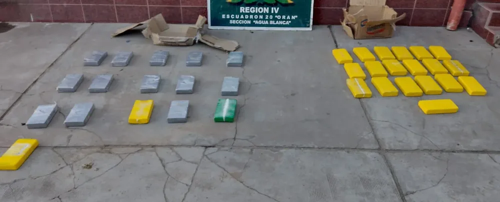 Incautan más de 36 kilos de cocaína ocultos en una lona (2)