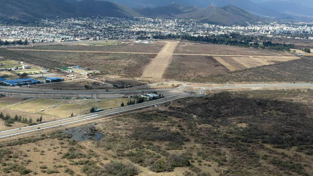 109044-defensa-civil-realizo-sobrevuelo-de-monitoreo-en-salta-capital-y-alrededores-tras-los-incendios