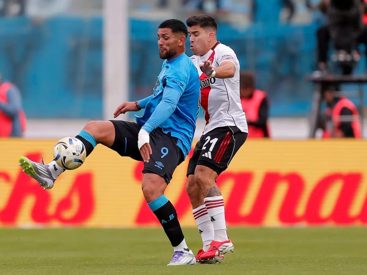 river-plate-y-belgrano-se-enfrentan-en-el-estadio-P2HA6EU4GJG35FOBNGXD2ASCN4