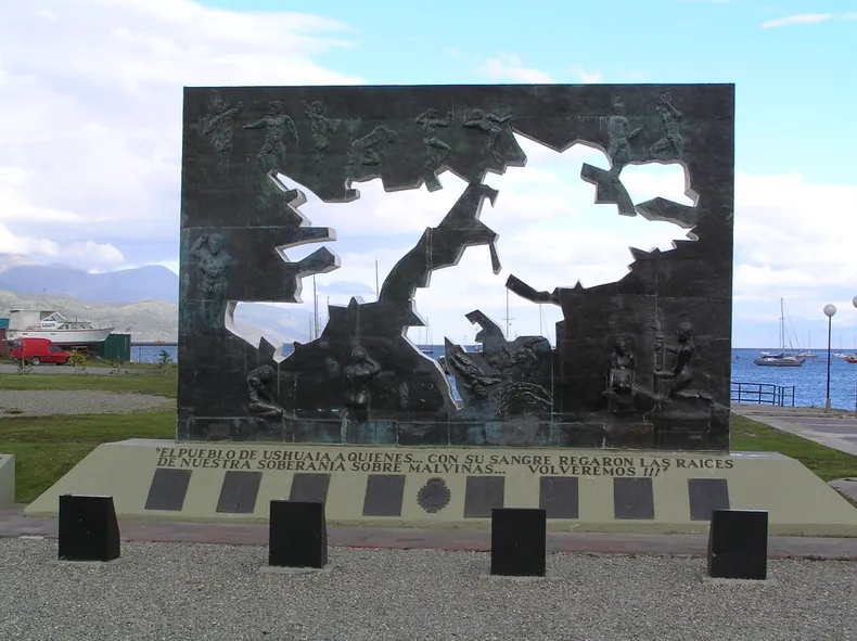 monumento-aos-caidos-en-malvinas-de-ushuaiajpg