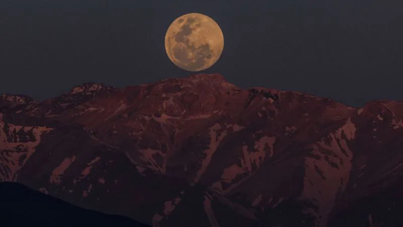 cnne-1768024-2024-10-17t020122z-371158523-rc2ylaa4pku3-rtrmadp-3-chile-moon