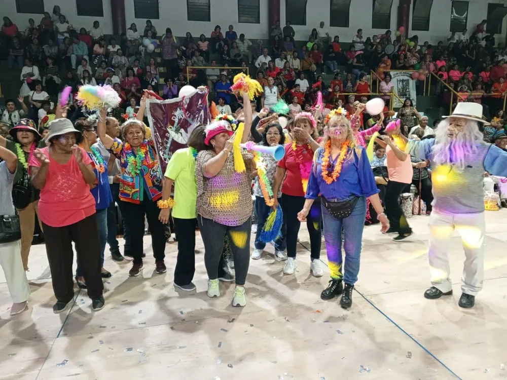 adultos-mayores-micro-estadio-delmi-1-1536x1152