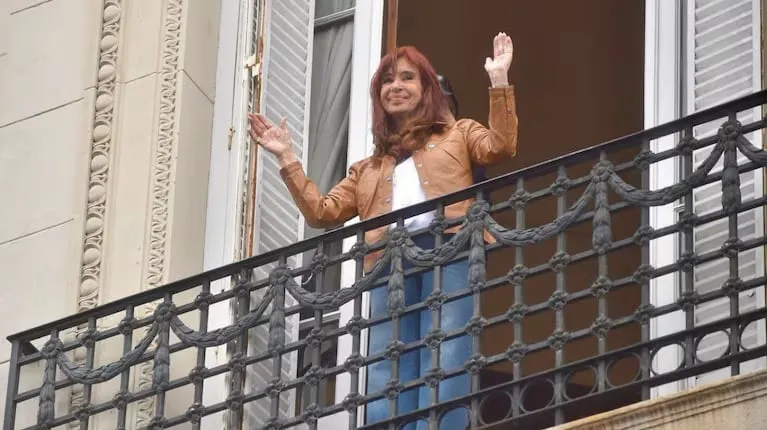 la-expresidenta-cristina-kirchner-salio-al-balcon-a-saludar-a-la-militancia-que-se-movilizo-hasta-la