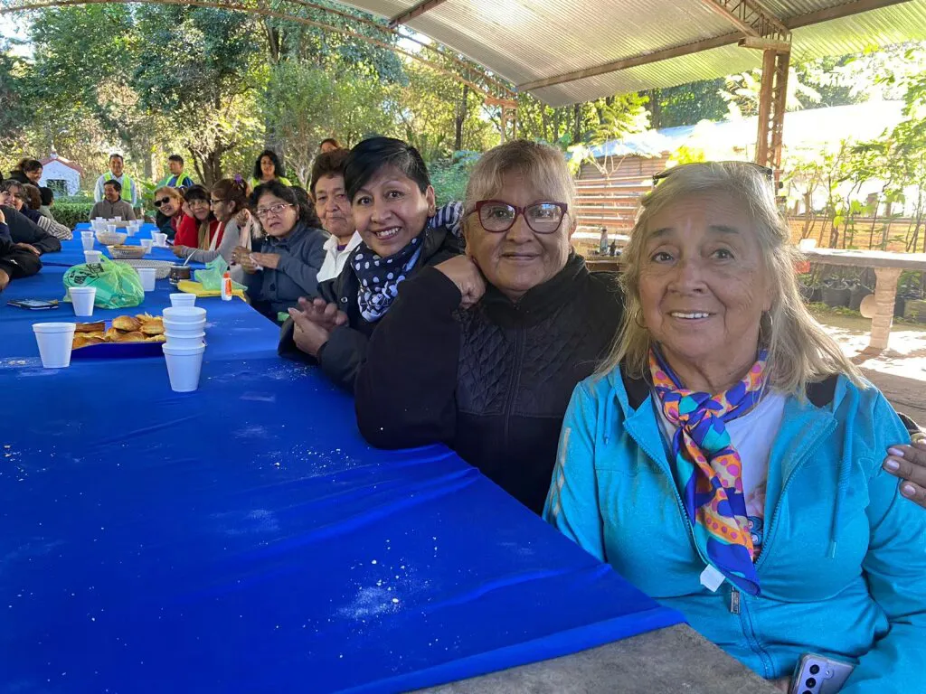 adultos-mayores-en-el-vivero-2-1024x768 (1)