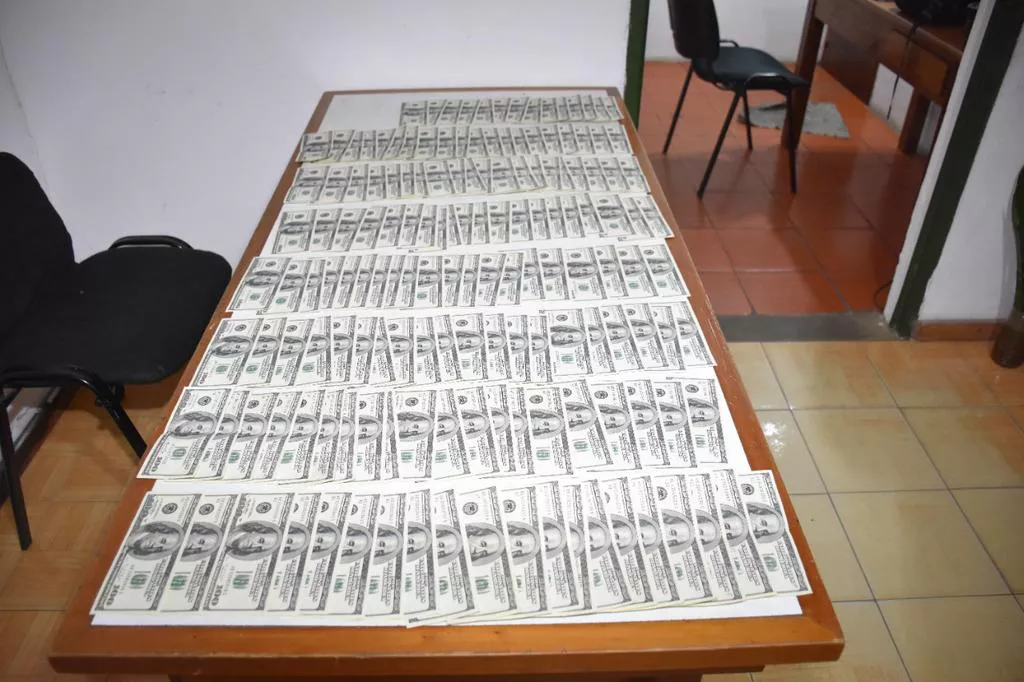 Incautan más de 1.900.000 de pesos y 34.400 dólares sin documentación en dos procedimientos (3)