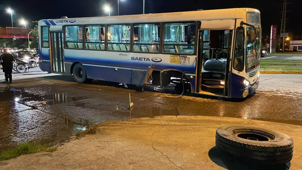 65704-colectivo-pierde-una-rueda-en-pleno-movimiento-y-casi-provoca-una-tragedia