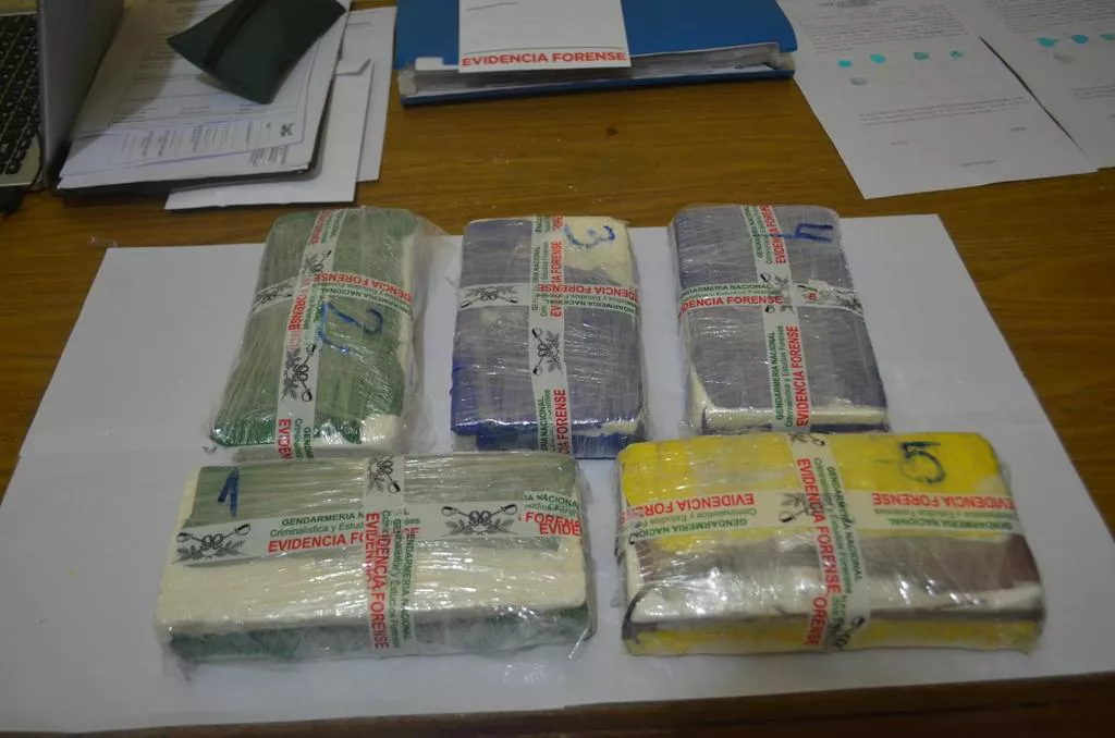 Detienen a pasajera con más de 5 kilos de cocaína en su equipaje (3)