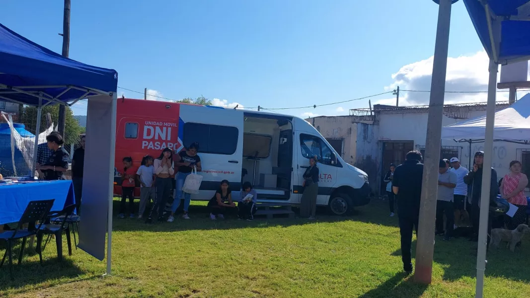 100508-junto-a-la-muni-en-tu-barrio-el-movil-del-registro-civil-atendera-en-villa-lavalle