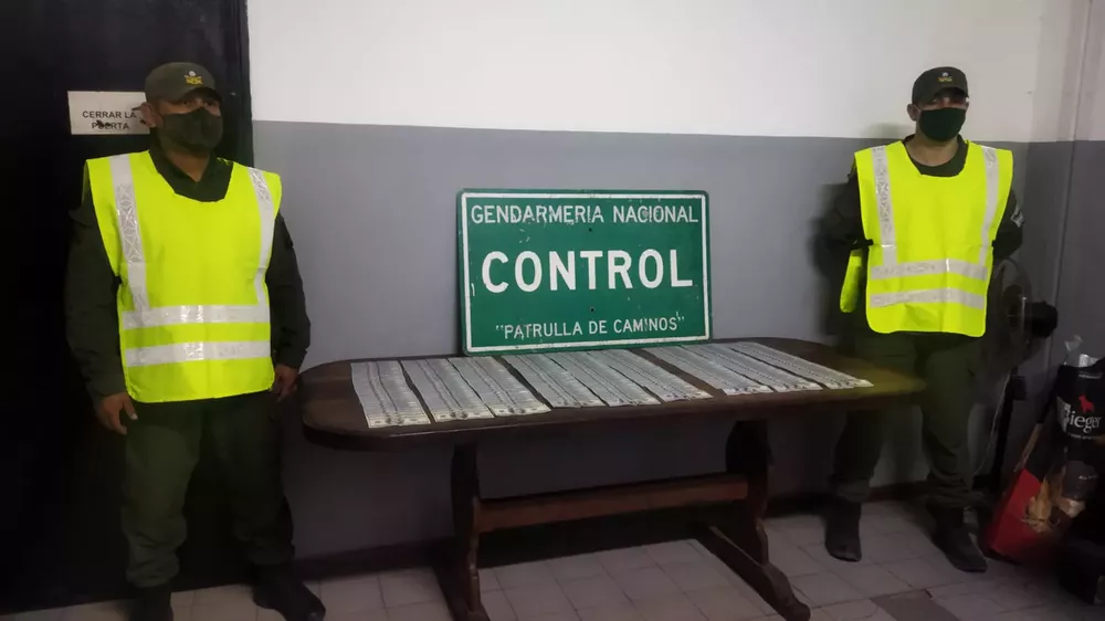 gendarmes_decomisan_77_mil_dolares_sin_aval_legal_2