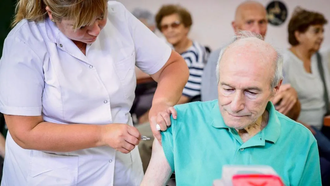 95326-los-adultos-mayores-deben-vacunarse-contra-la-gripe-y-otras-enfermedades