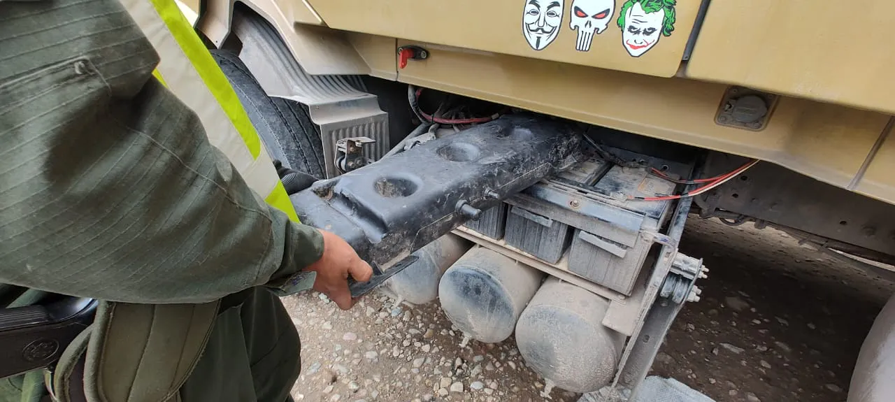 14 kilos 955 gramos de cocaína dentro de un depósito de agua limpiaparabrisas de un camión (3)