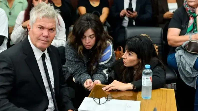 fernando-burlando-junto-dalma-y-gianinna-maradona-el-juicio