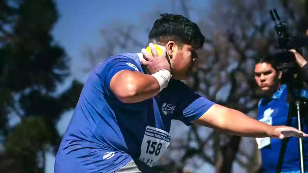 109947-el-atleta-saltenio-enrique-guaymas-se-consagro-campeon-nacional-u18-en-lanzamiento-de-bala