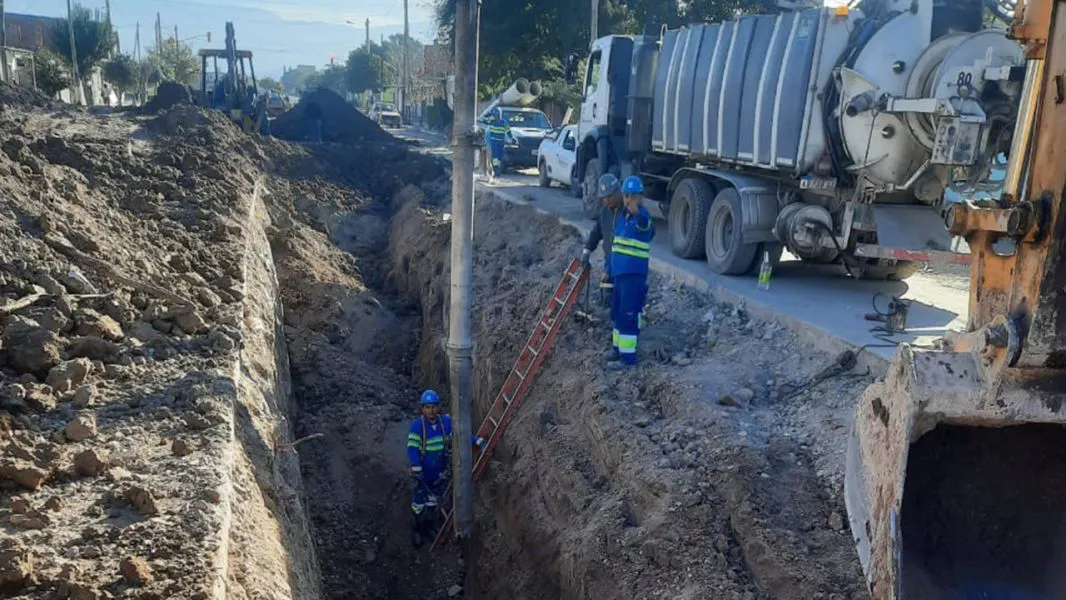 96008-reparan-la-red-colectora-cloacal-en-distintos-puntos-de-zona-sur