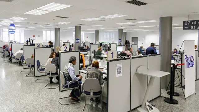 europapress-5240270-varias-personas-son-atendidas-agencia-tributaria-presentar-declaracion