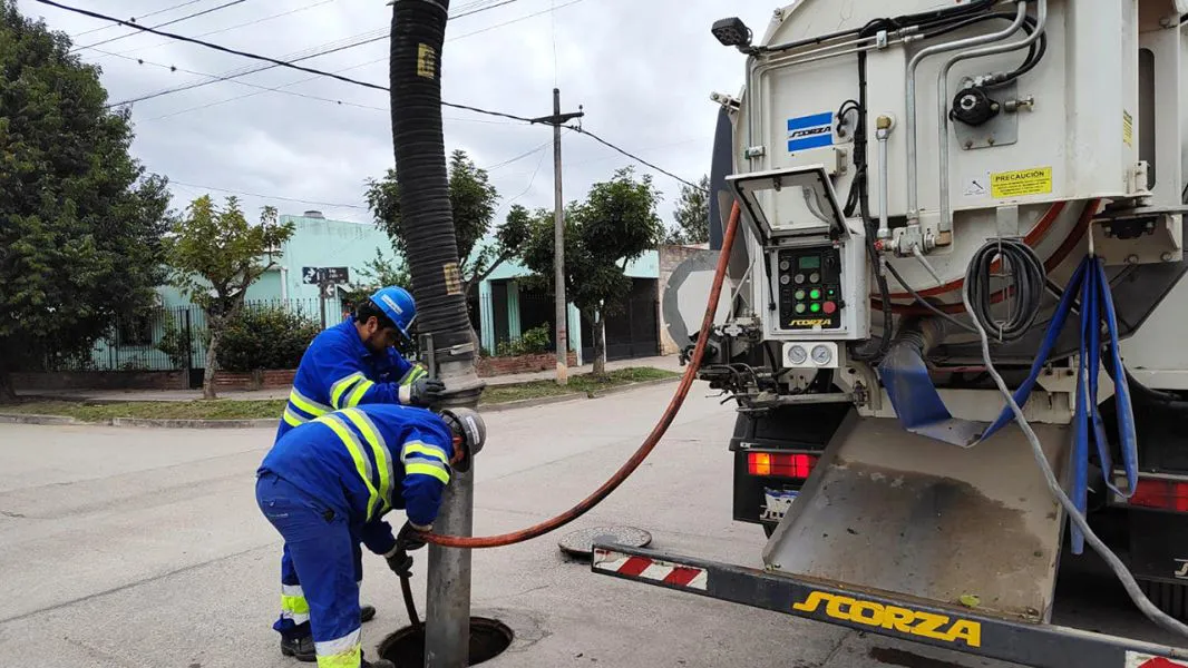 95758-aguas-del-norte-realiza-el-mantenimiento-de-redes-de-cloacas