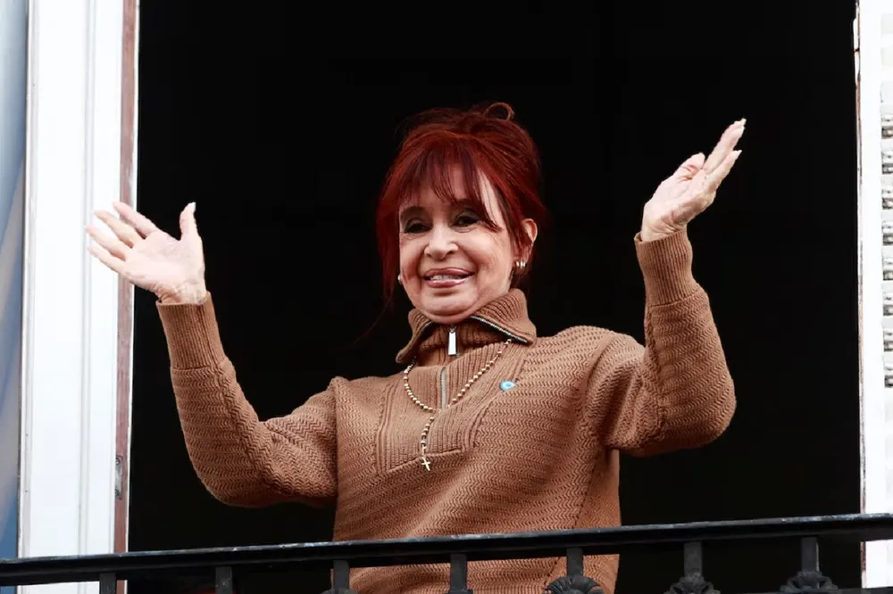 tras-ser-condenada-cristina-kirchner-saluda-diario-el-balcon-su-departamento
